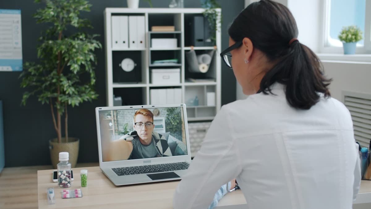 Therapeutin begleitet einen Patienten digital